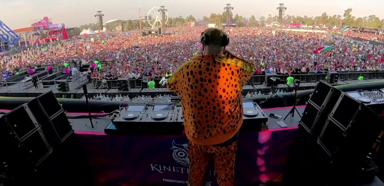 DJ Bonhaus en la cabina del escenario principal de EDC México frente al público, DJ para eventos en CDMX