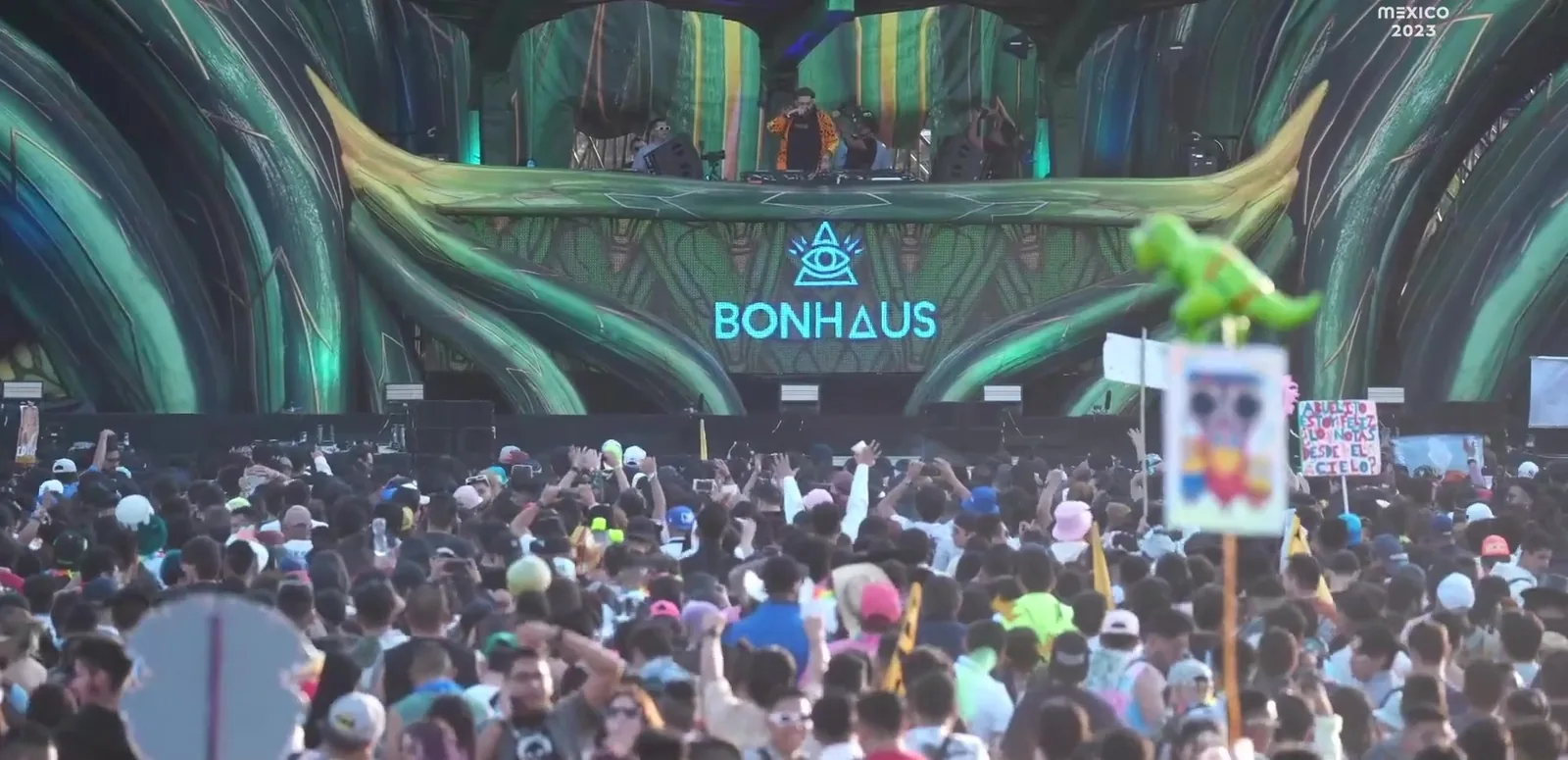 El nombre de Bonhaus en la pantalla del escenario principal sobre el público del festival