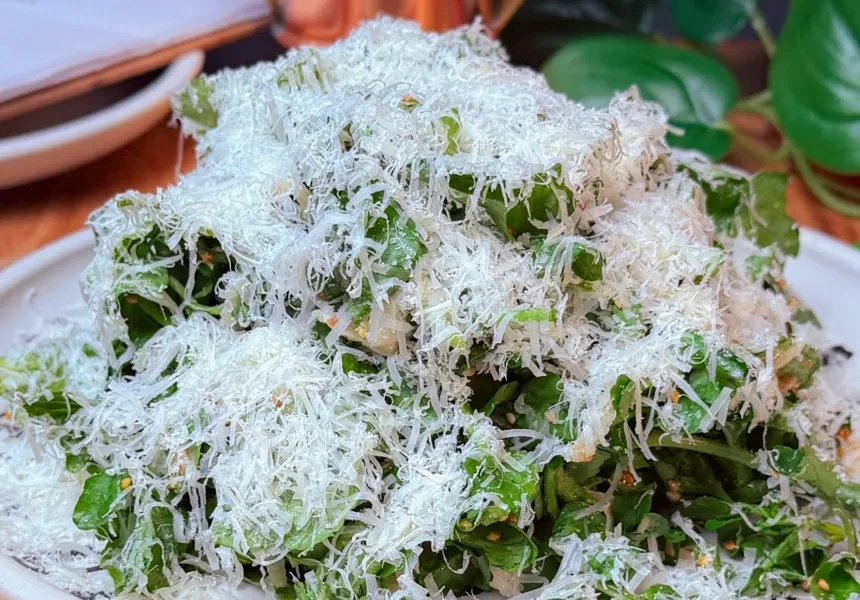 Ensalada de berros y jícama con parmesano