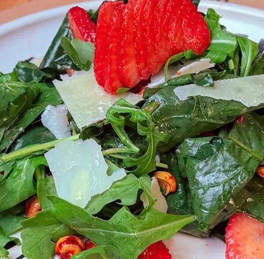 Ensalada de fresa, arúgula y parmesano