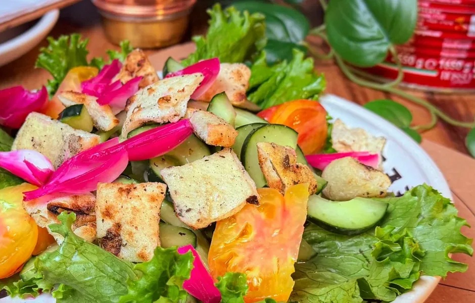 Ensalada panzanella con jitomate y crutones de focaccia