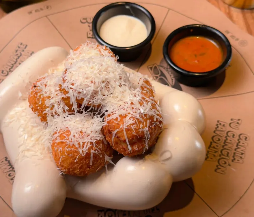 Arancini de risotto y mozzarella con salsas