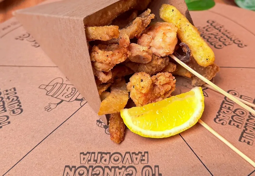 Cucurucho de fritura de mar con limón amarillo