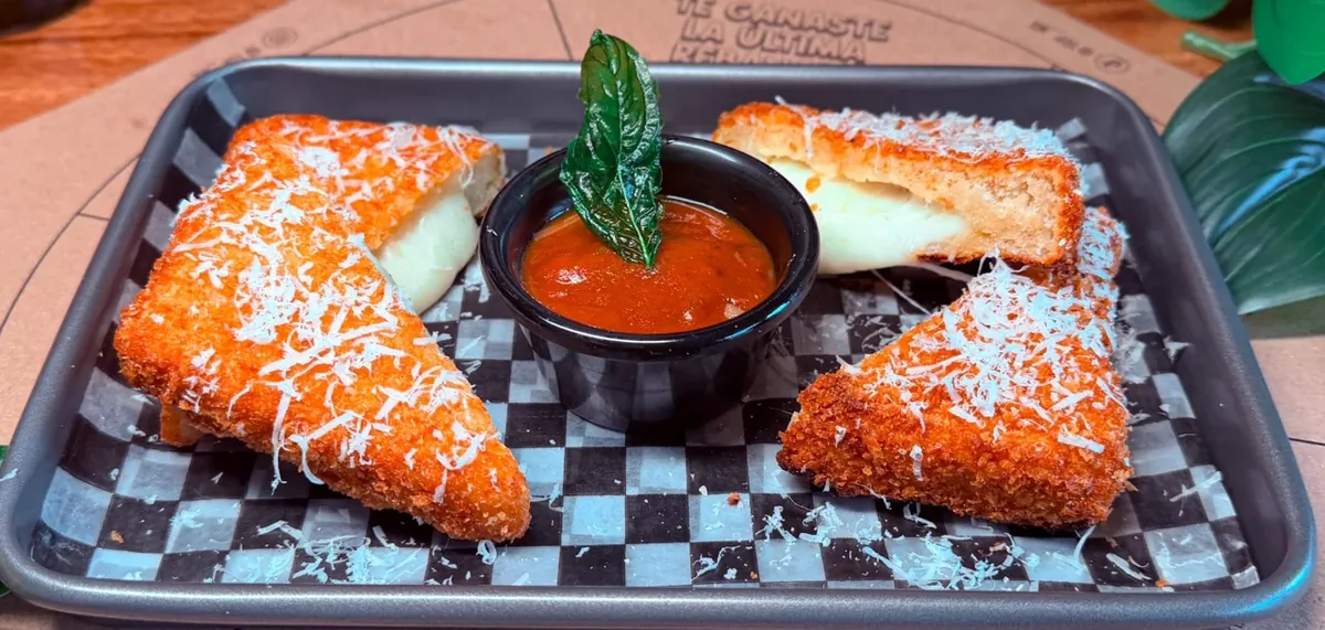Mozzarella en carrozza con pomodoro al ajo