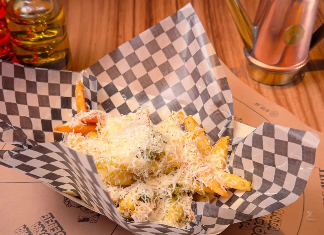 Papas en triple cocción con pesto de almendra y parmesano