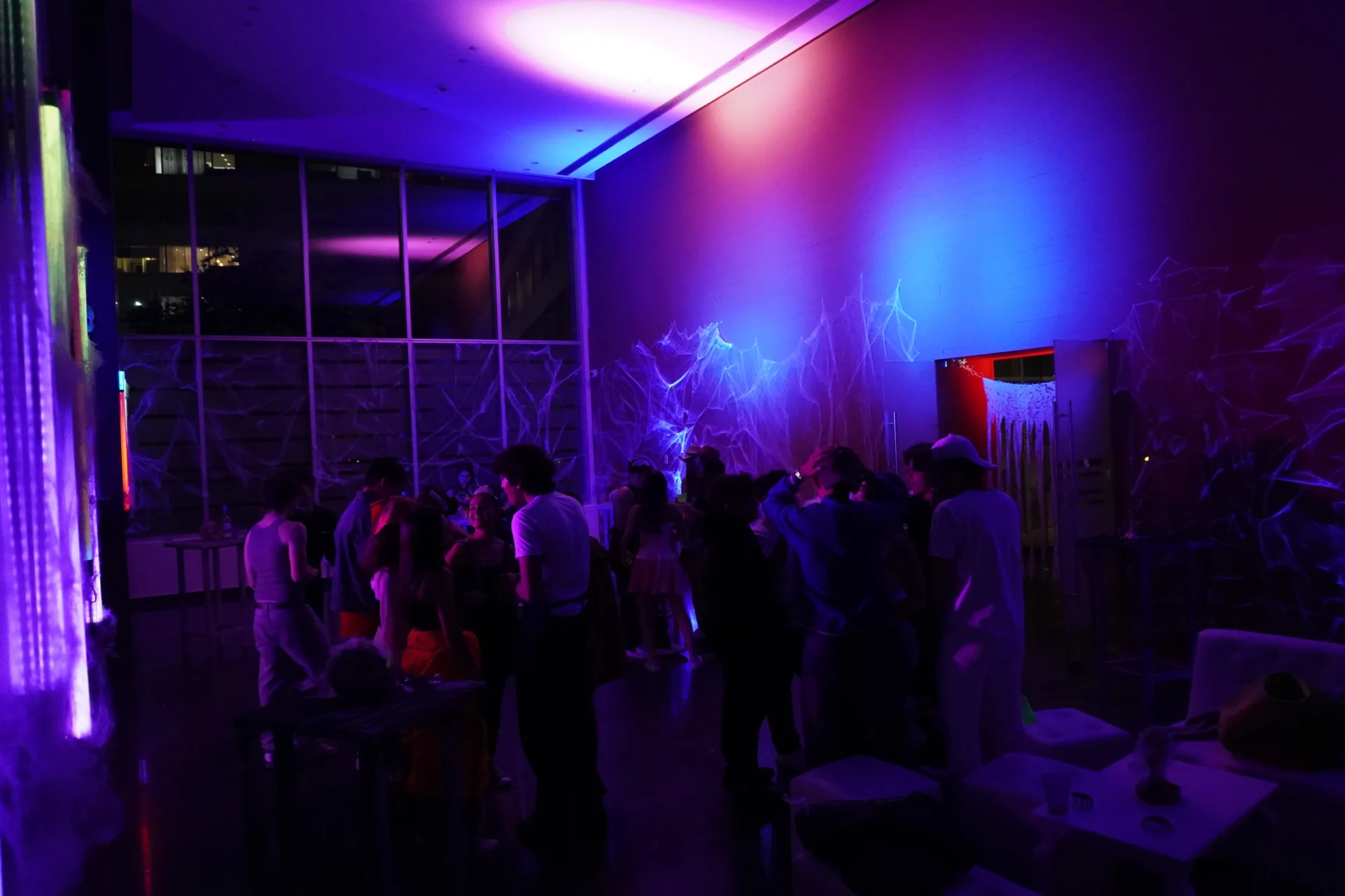 Fiesta de Halloween en CDMX: pista de baile con iluminación de colores