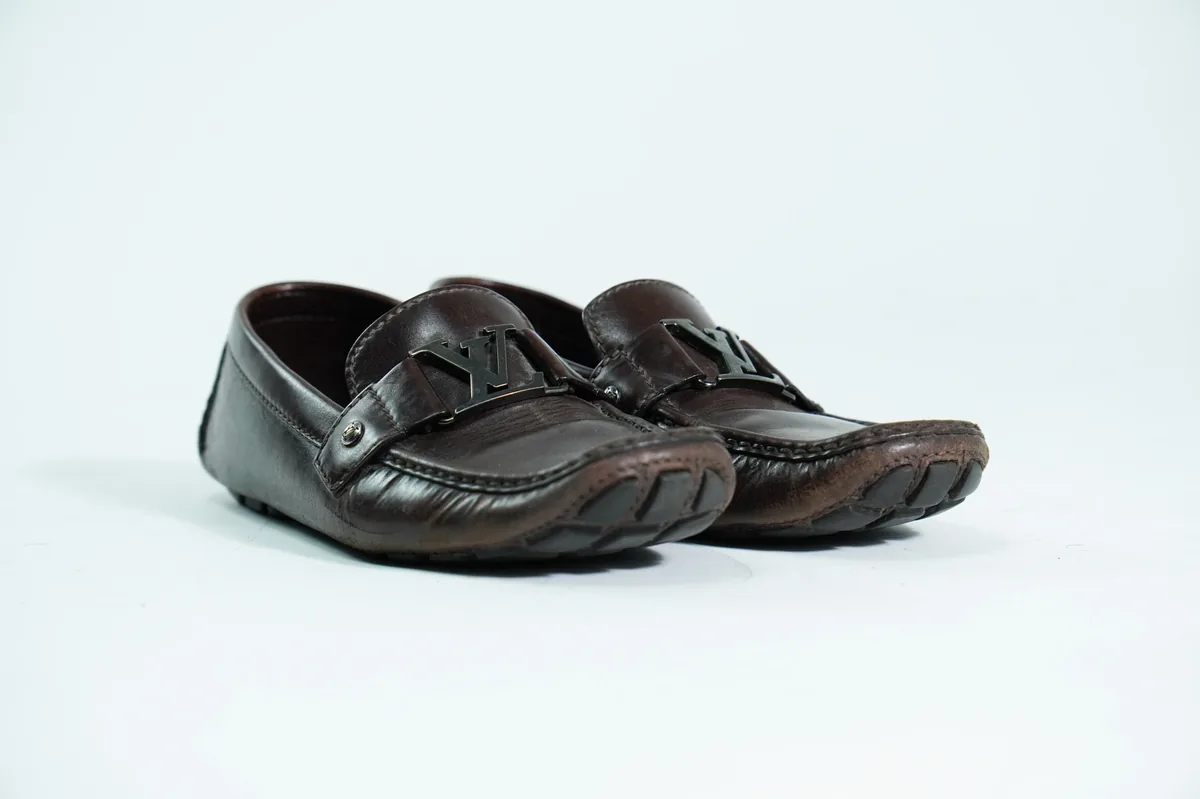 Foto de producto para e-commerce: mocasines café oscuro en estudio, toma 46