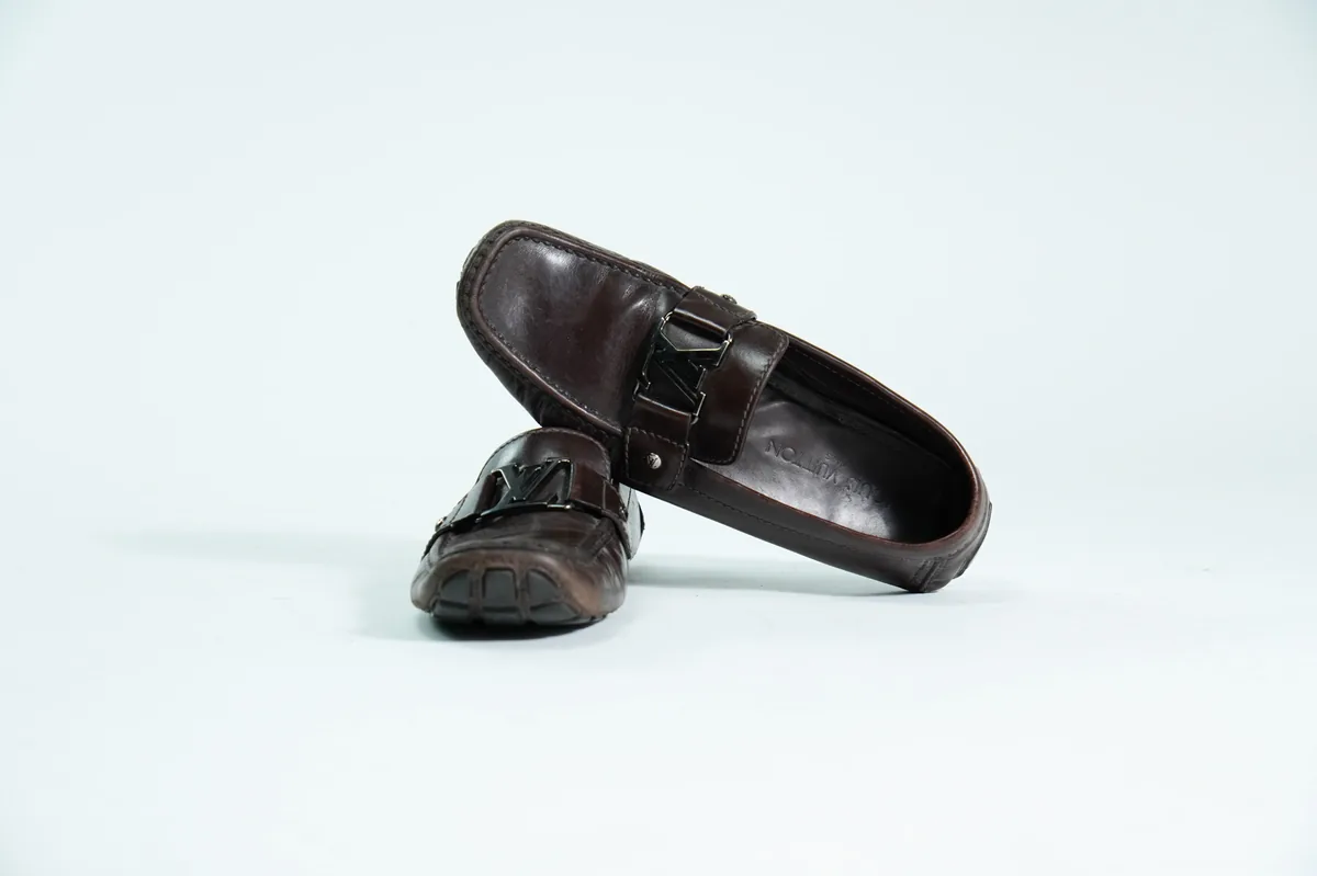 Foto de producto para e-commerce: mocasines café oscuro en estudio, toma 47