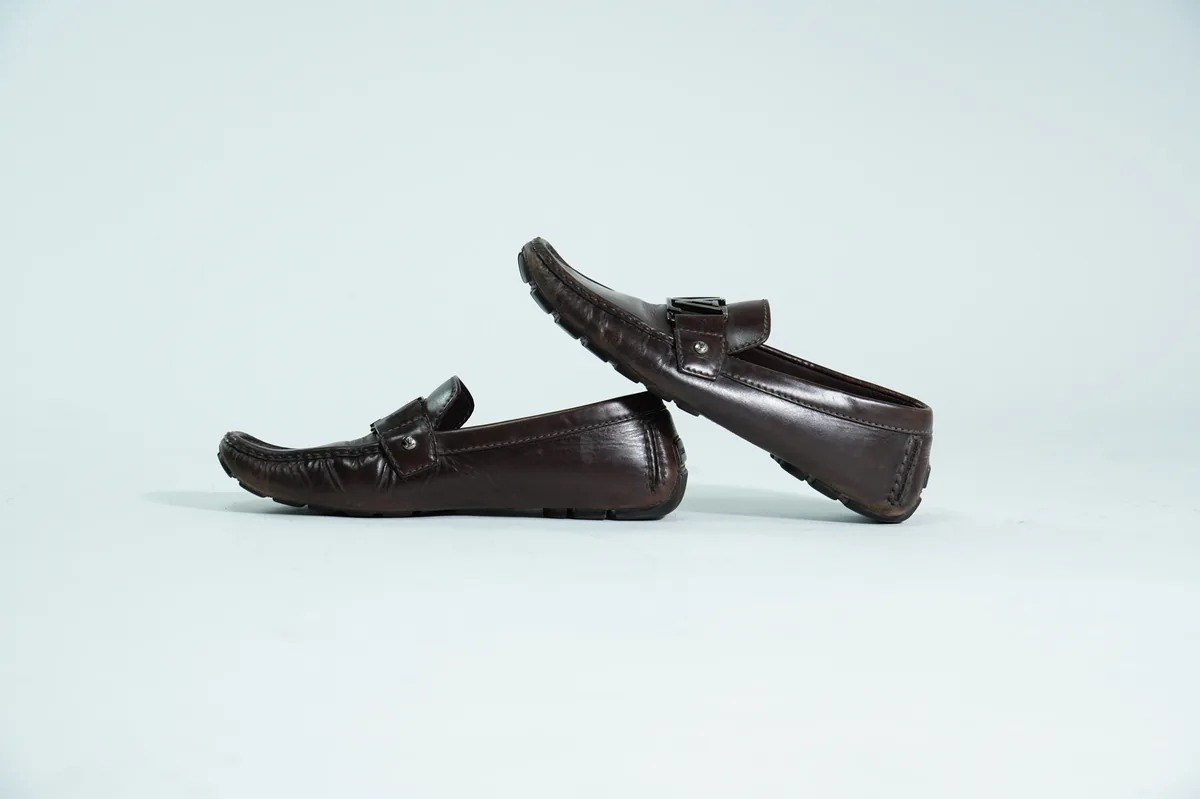 Foto de producto para e-commerce: mocasines café oscuro en estudio, toma 48