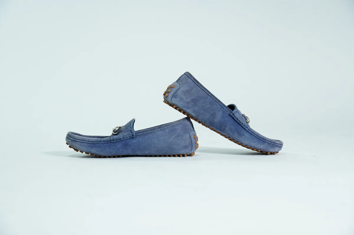 Foto de producto para e-commerce: mocasines de gamuza azul en estudio, toma 52