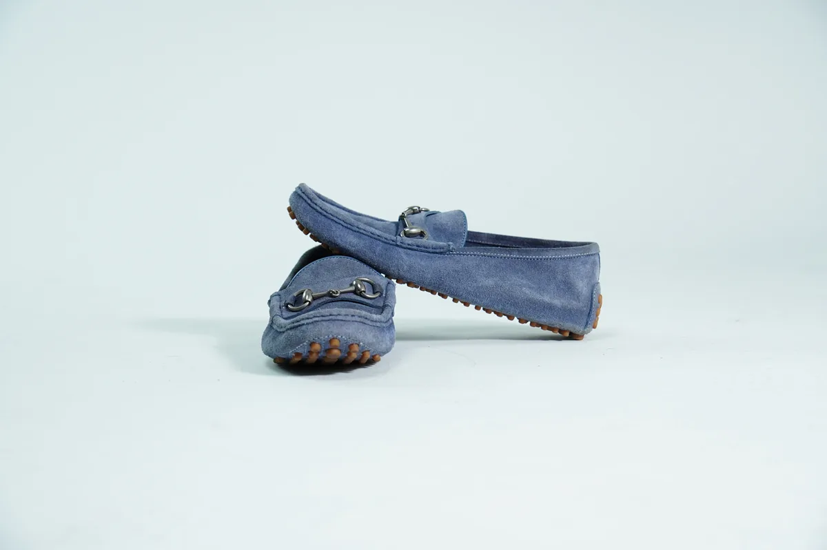 Foto de producto para e-commerce: mocasines de gamuza azul en estudio, toma 53