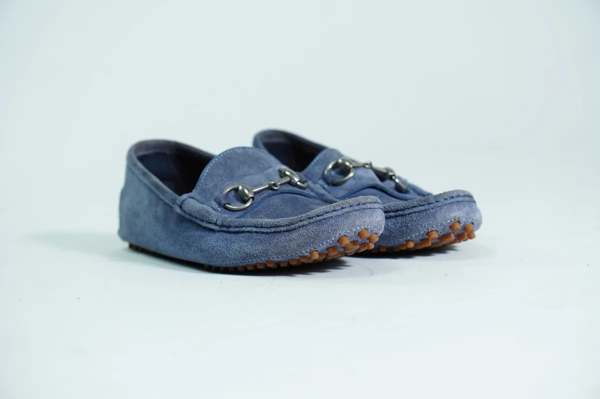 Foto de producto para e-commerce: mocasines de gamuza azul en estudio, toma 54