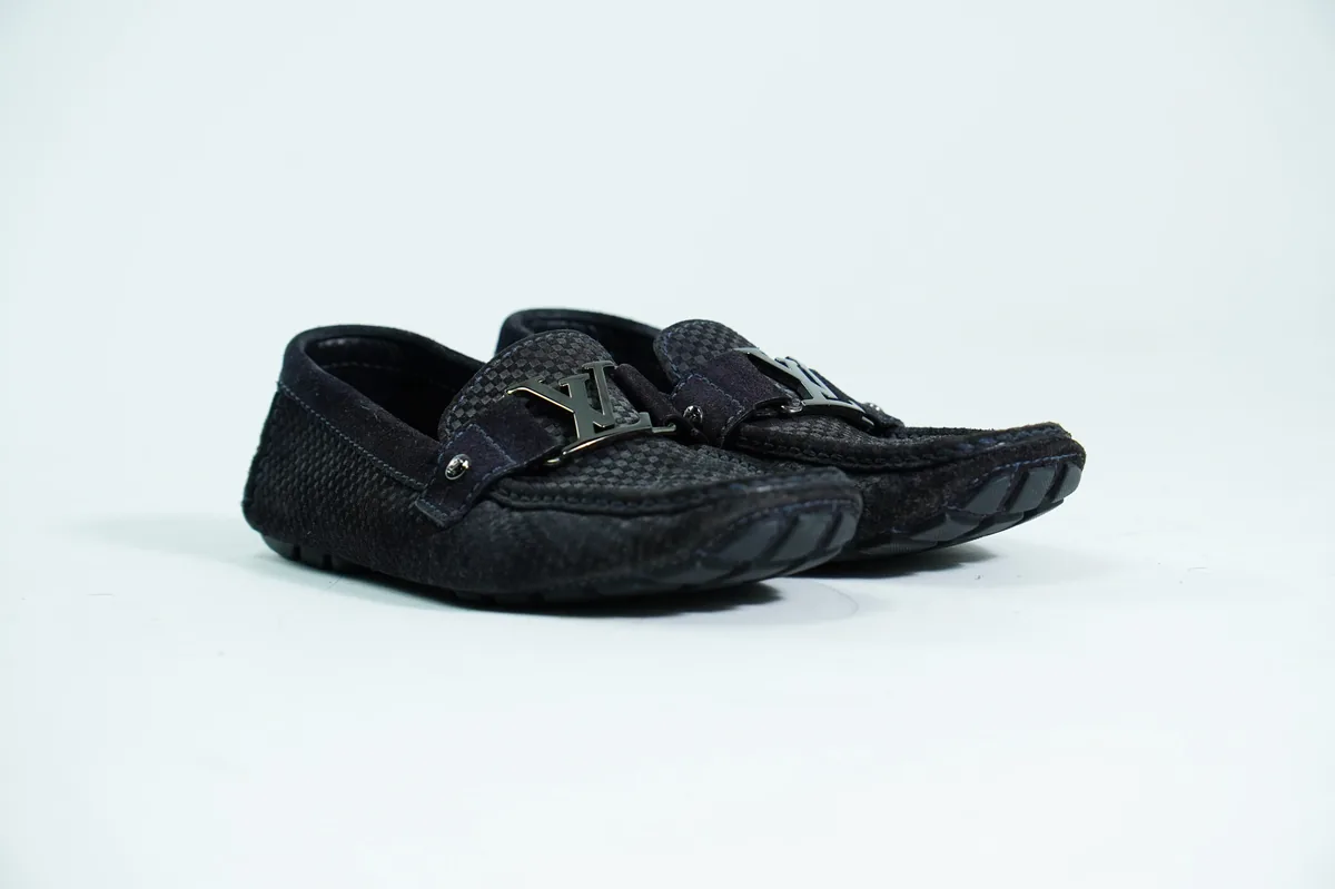 Foto de producto para e-commerce: mocasines negros en estudio, toma 49
