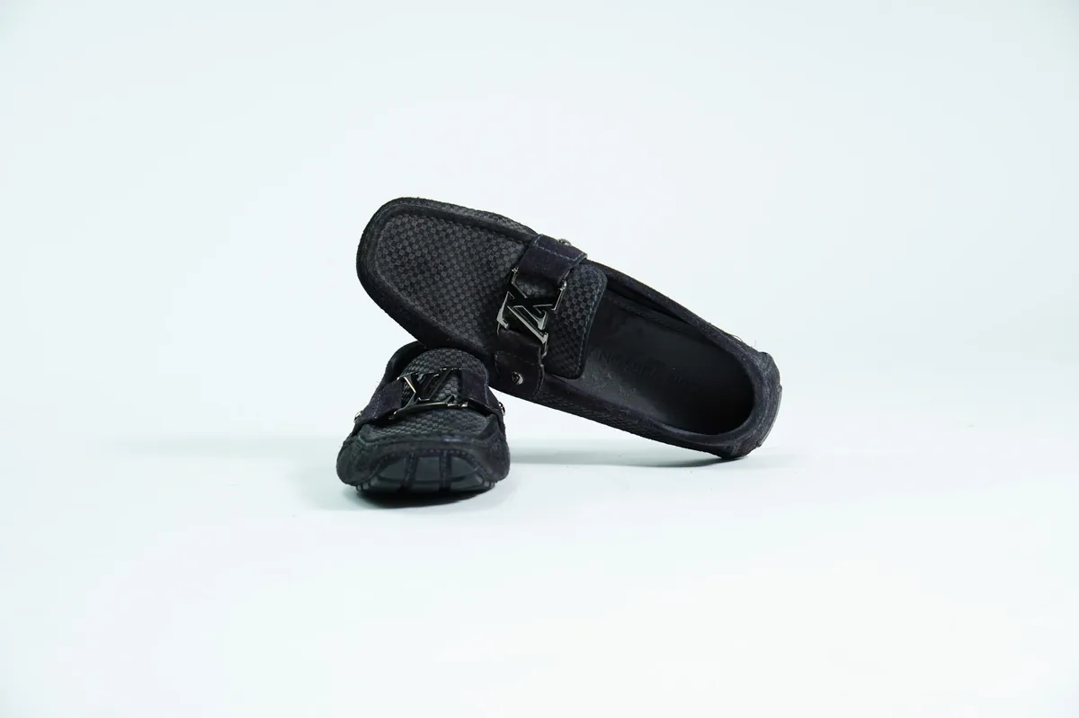 Foto de producto para e-commerce: mocasines negros en estudio, toma 50