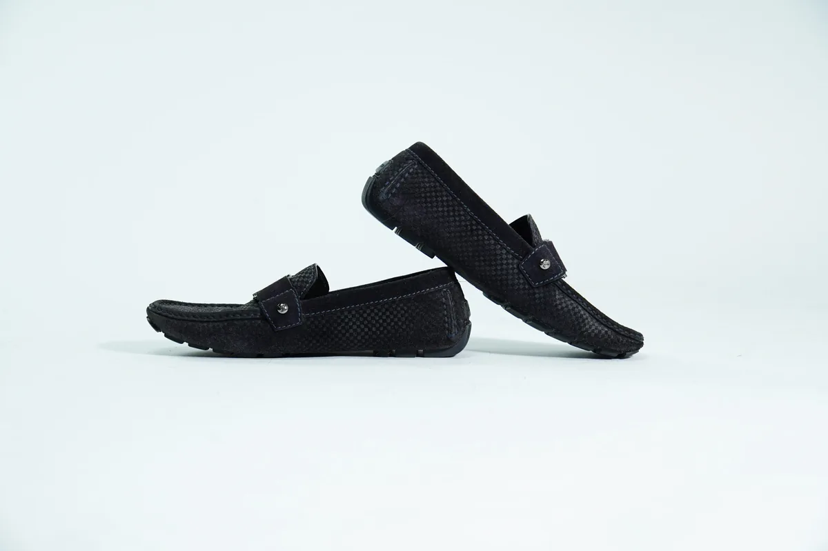 Foto de producto para e-commerce: mocasines negros en estudio, toma 51