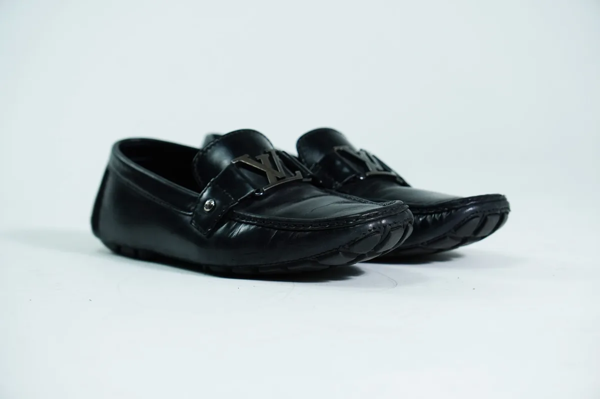 Foto de producto para e-commerce: mocasines negros de charol en estudio, toma 43