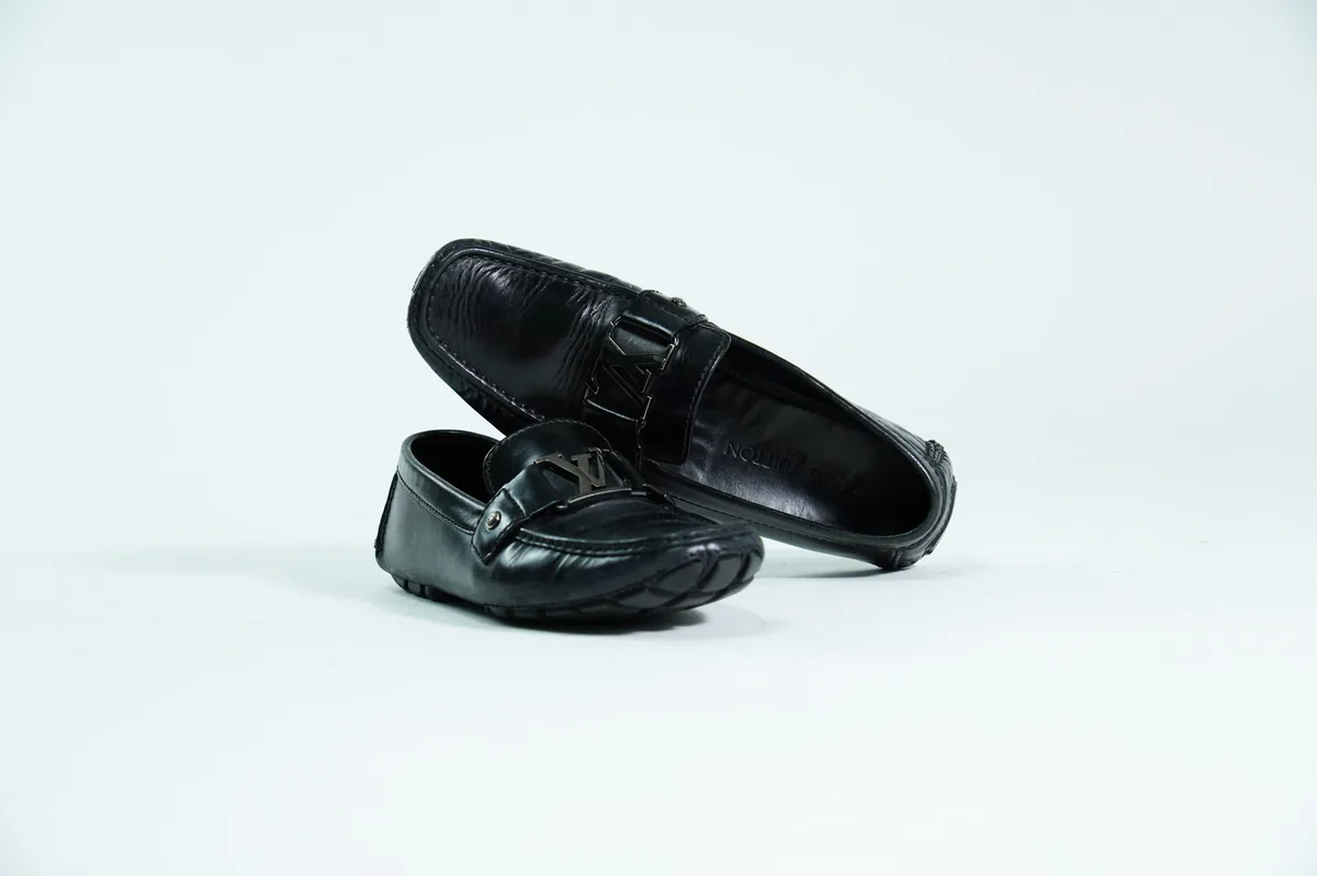 Foto de producto para e-commerce: mocasines negros de charol en estudio, toma 44