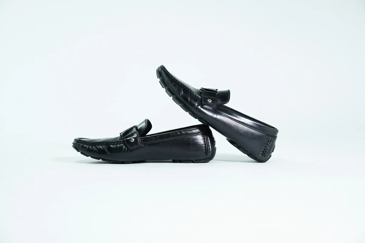 Foto de producto para e-commerce: mocasines negros de charol en estudio, toma 45
