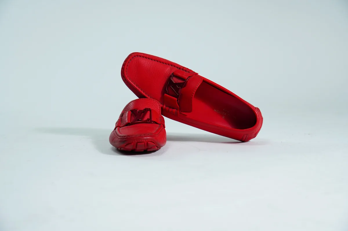 Foto de producto para e-commerce: mocasines rojos en estudio, toma 68