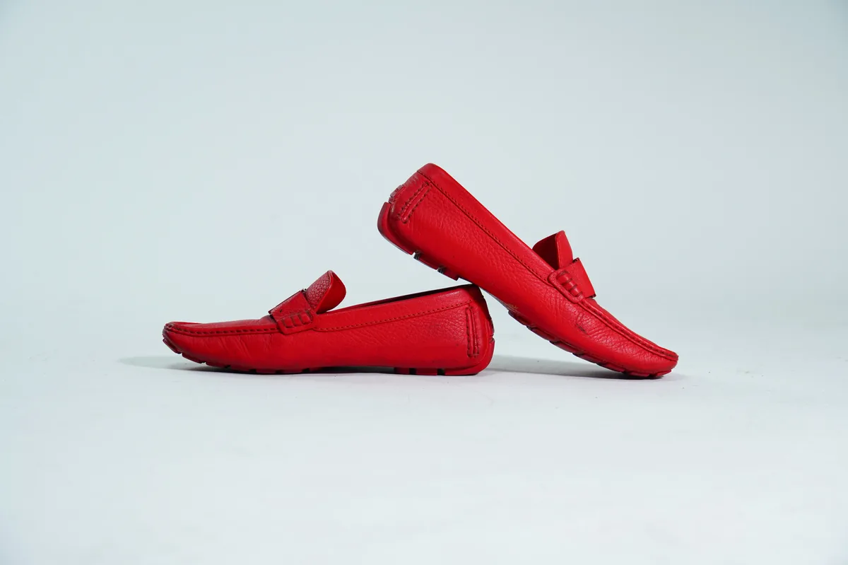 Foto de producto para e-commerce: mocasines rojos en estudio, toma 69