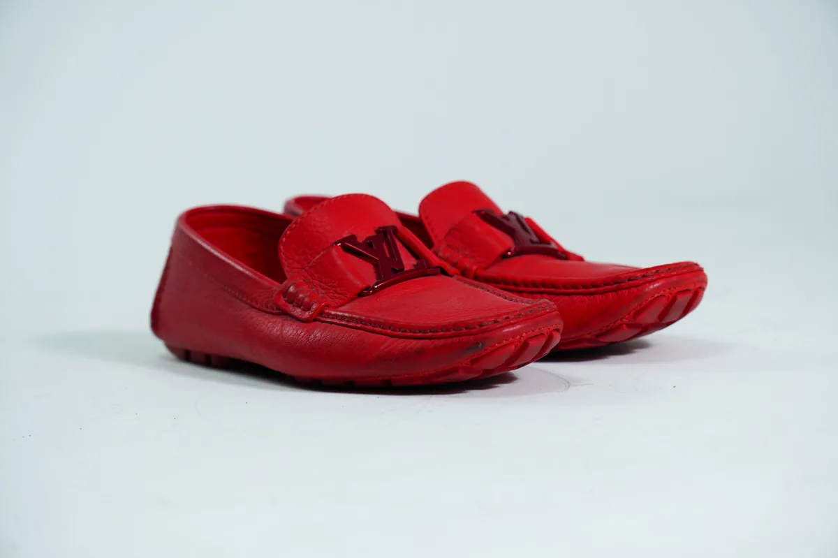 Foto de producto para e-commerce: mocasines rojos en estudio, toma 70