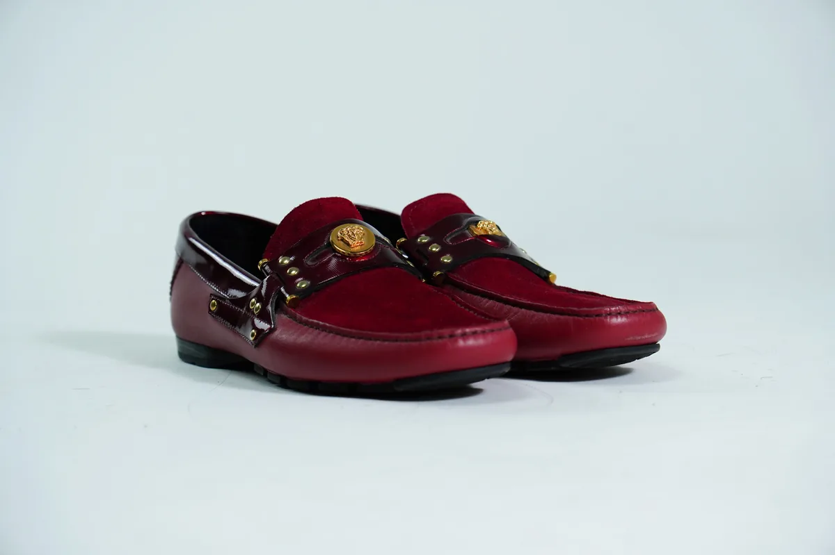 Foto de producto para e-commerce: mocasines vino en estudio, toma 40