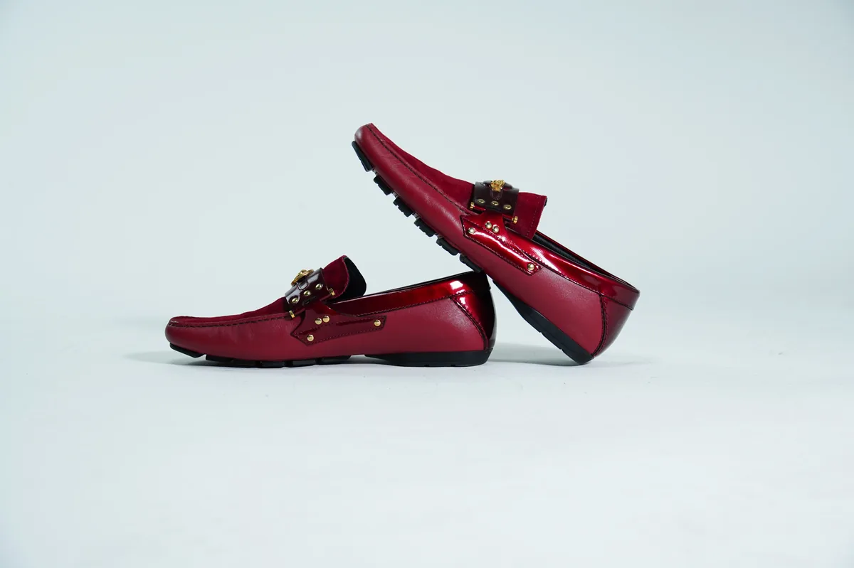 Foto de producto para e-commerce: mocasines vino en estudio, toma 42