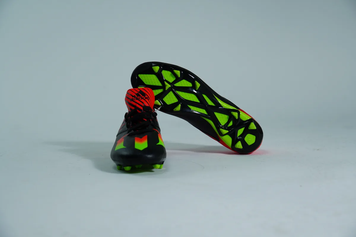Foto de producto para e-commerce: tacos de futbol negros en estudio, toma 18