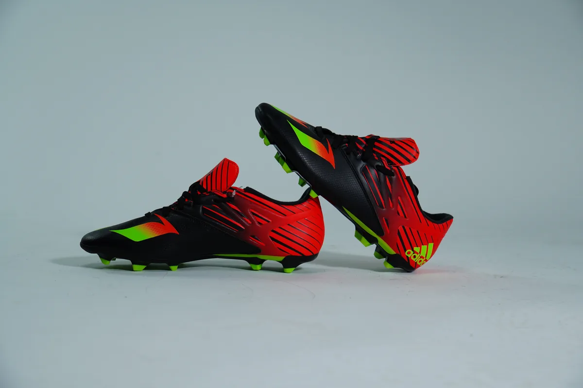 Foto de producto para e-commerce: tacos de futbol negros en estudio, toma 19