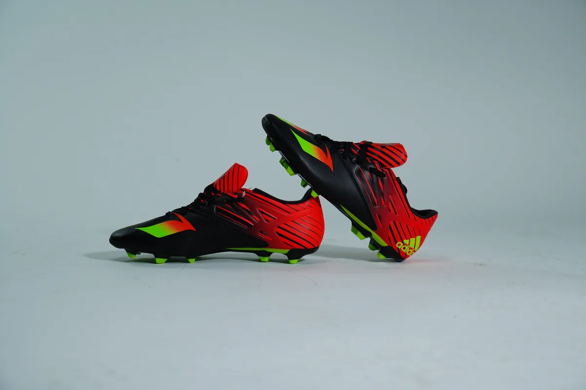 Foto de producto para e-commerce: tacos de futbol negros en estudio, toma 20
