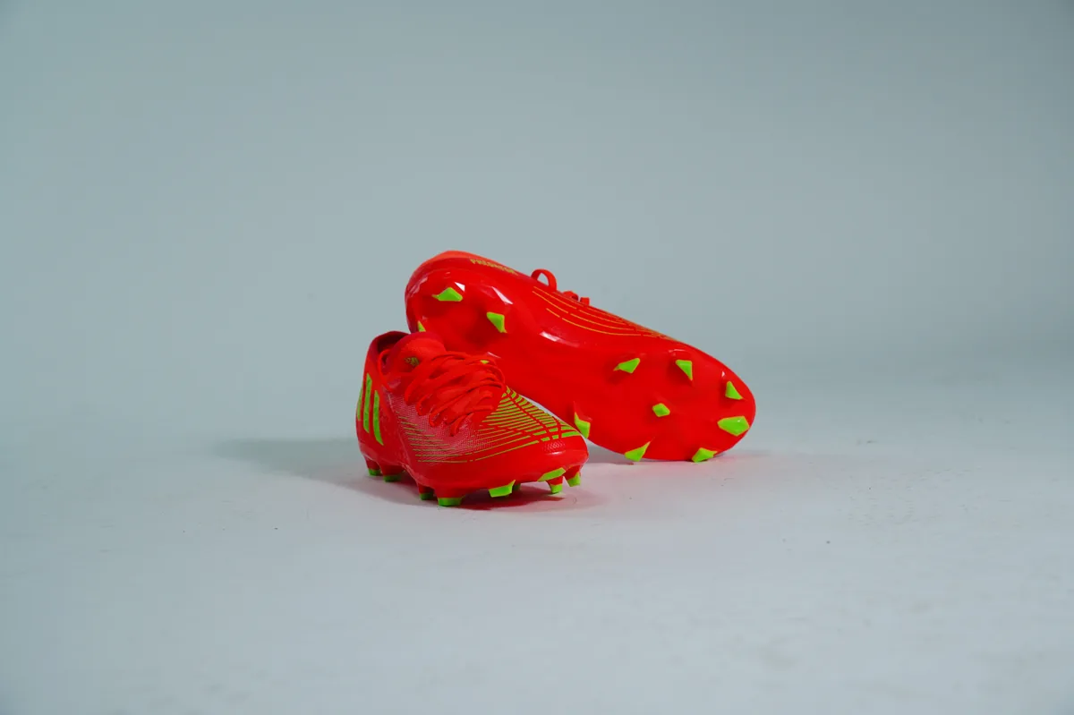 Foto de producto para e-commerce: tacos de futbol rojos en estudio, toma 15