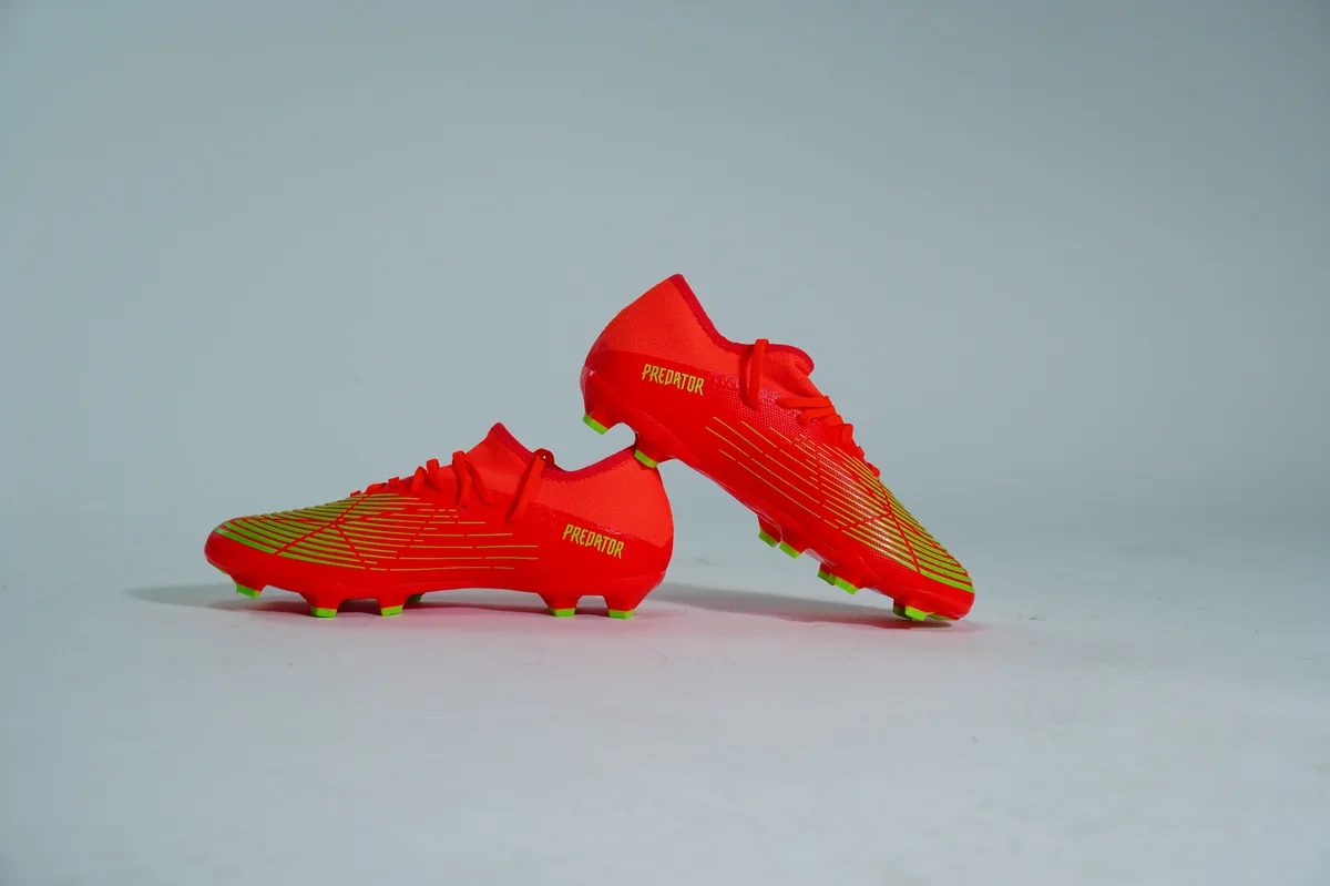 Foto de producto para e-commerce: tacos de futbol rojos en estudio, toma 16