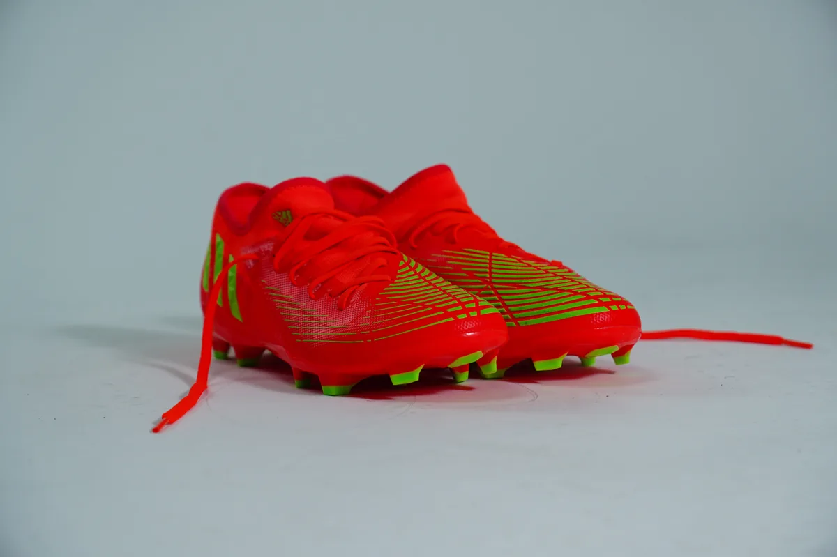 Foto de producto para e-commerce: tacos de futbol rojos en estudio, toma 17