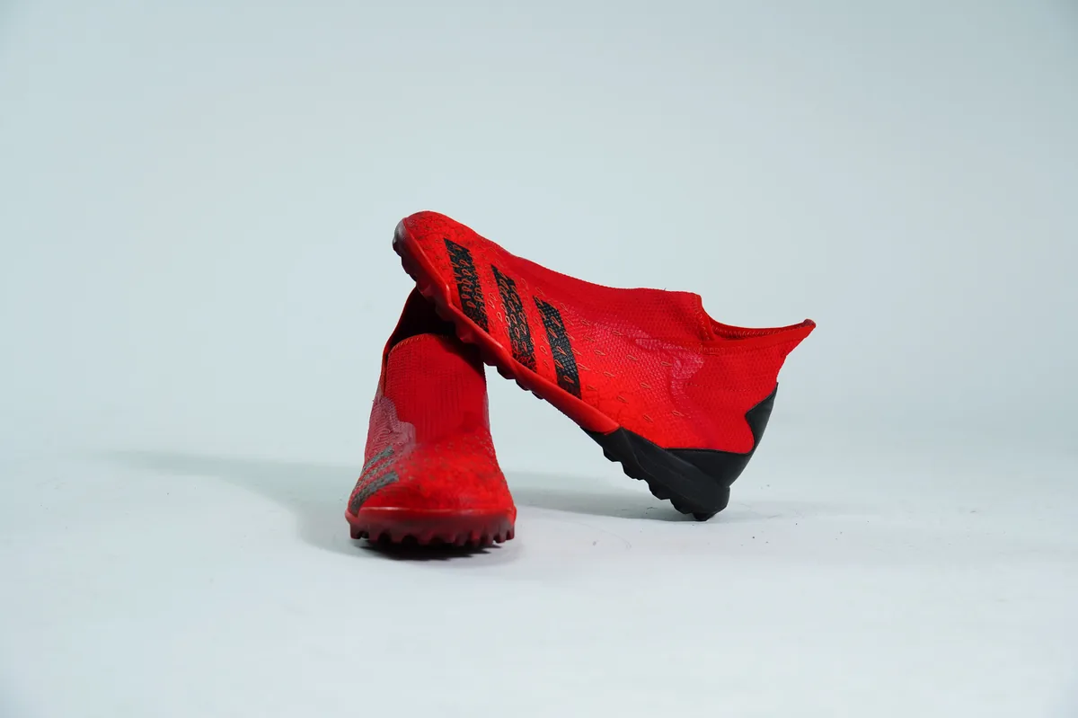 Foto de producto para e-commerce: tacos de futbol rojos de malla en estudio, toma 118