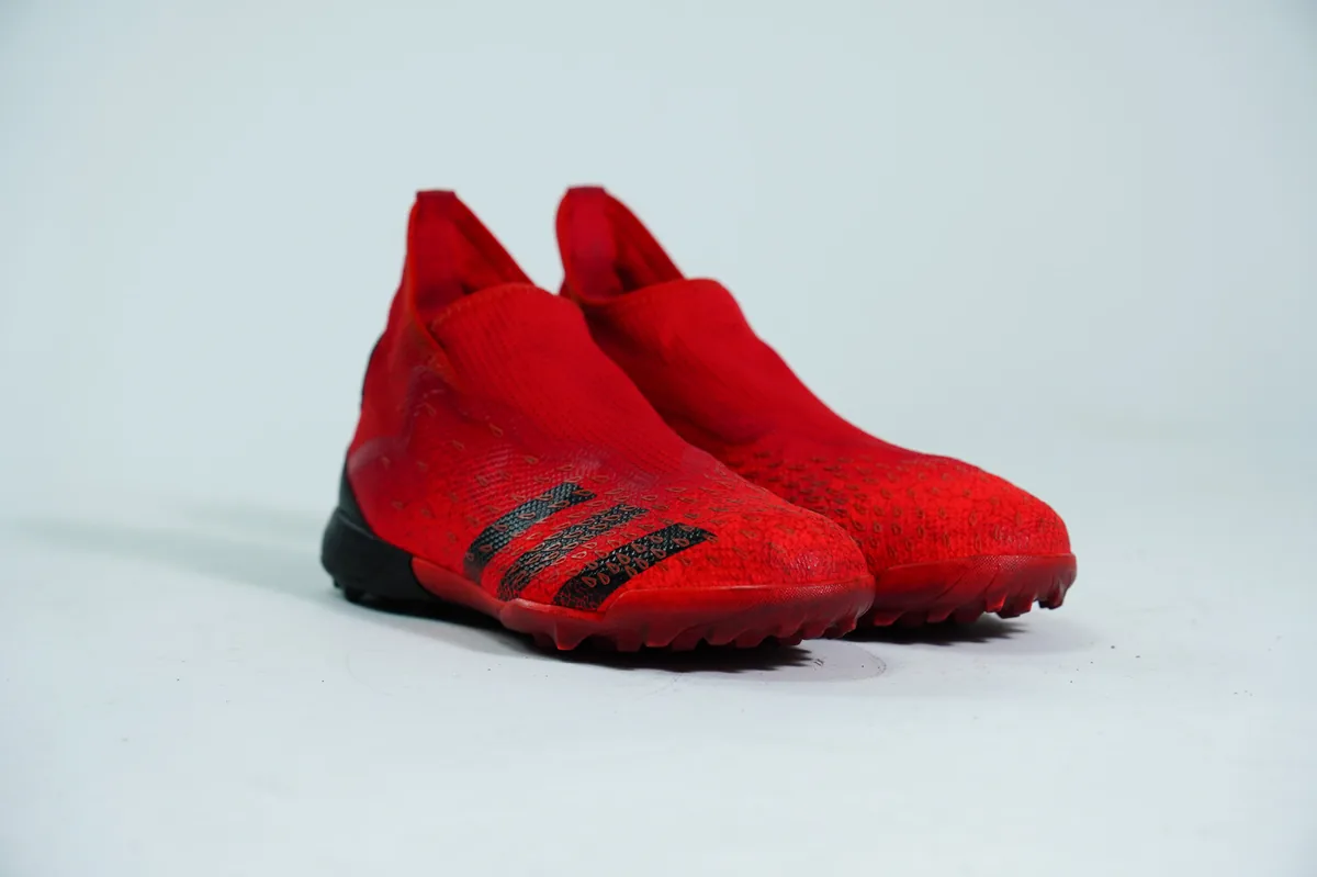 Foto de producto para e-commerce: tacos de futbol rojos de malla en estudio, toma 120