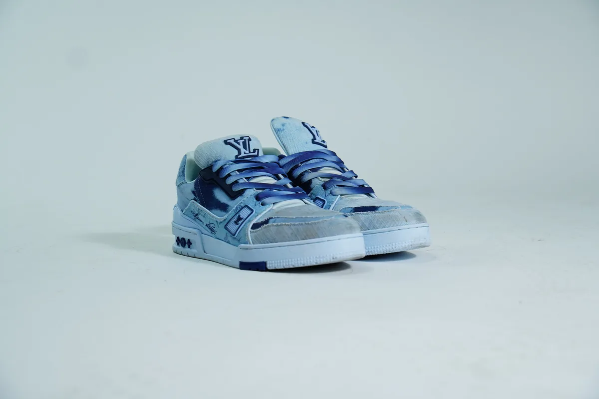 Foto de producto para e-commerce: tenis azul cielo en estudio, toma 12