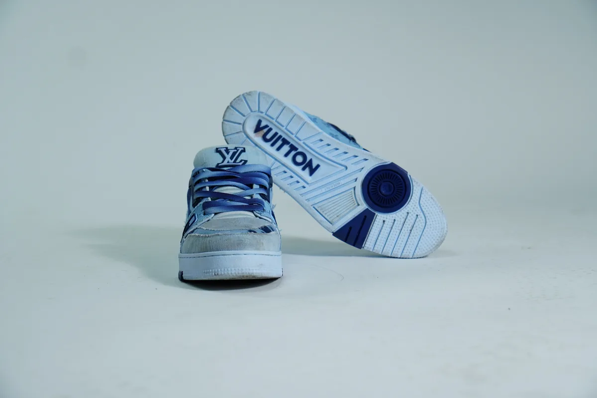 Foto de producto para e-commerce: tenis azul cielo en estudio, toma 13