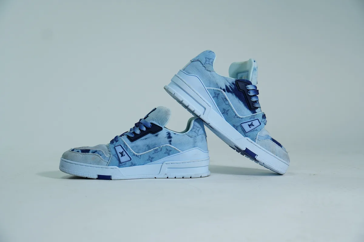 Foto de producto para e-commerce: tenis azul cielo en estudio, toma 14