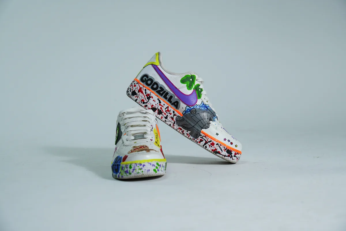 Foto de producto para e-commerce: tenis blancos con estampado de colores en estudio, toma 31