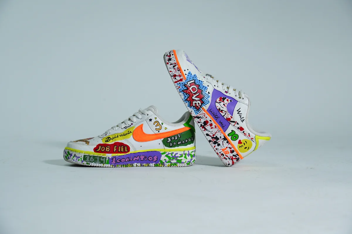 Foto de producto para e-commerce: tenis blancos con estampado de colores en estudio, toma 32