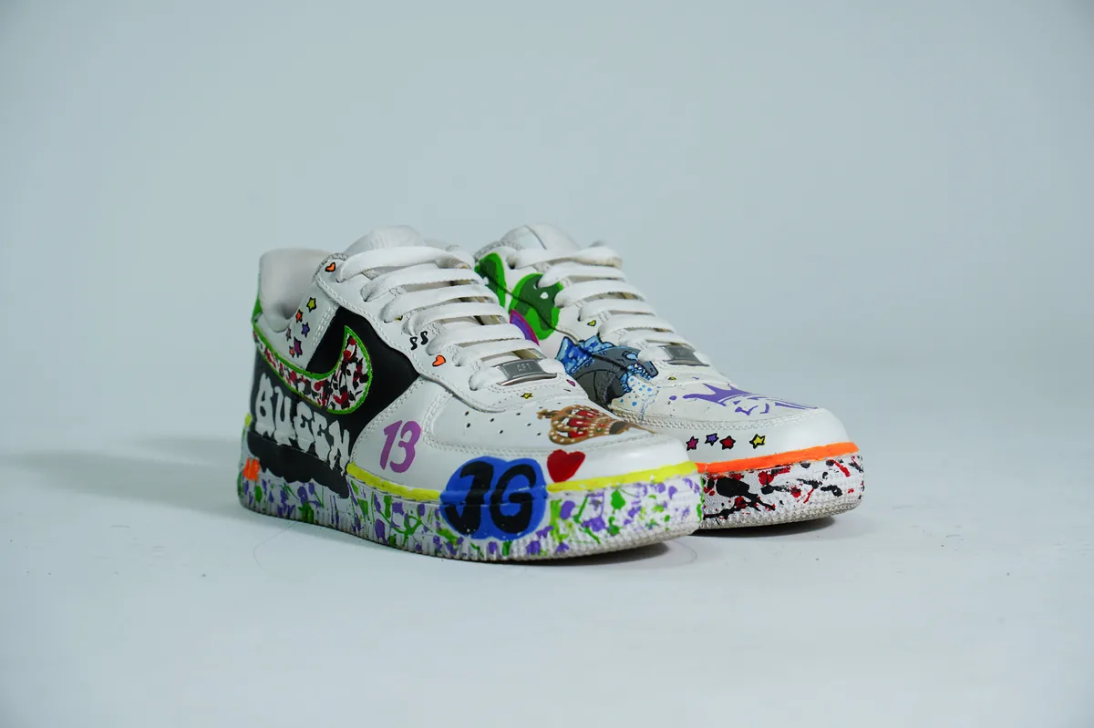 Foto de producto para e-commerce: tenis blancos con estampado de colores en estudio, toma 33
