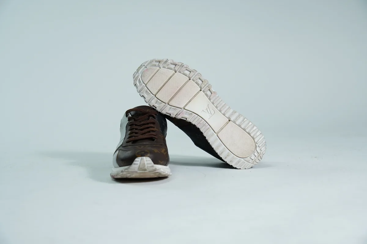 Foto de producto para e-commerce: tenis blancos con negro en estudio, toma 74