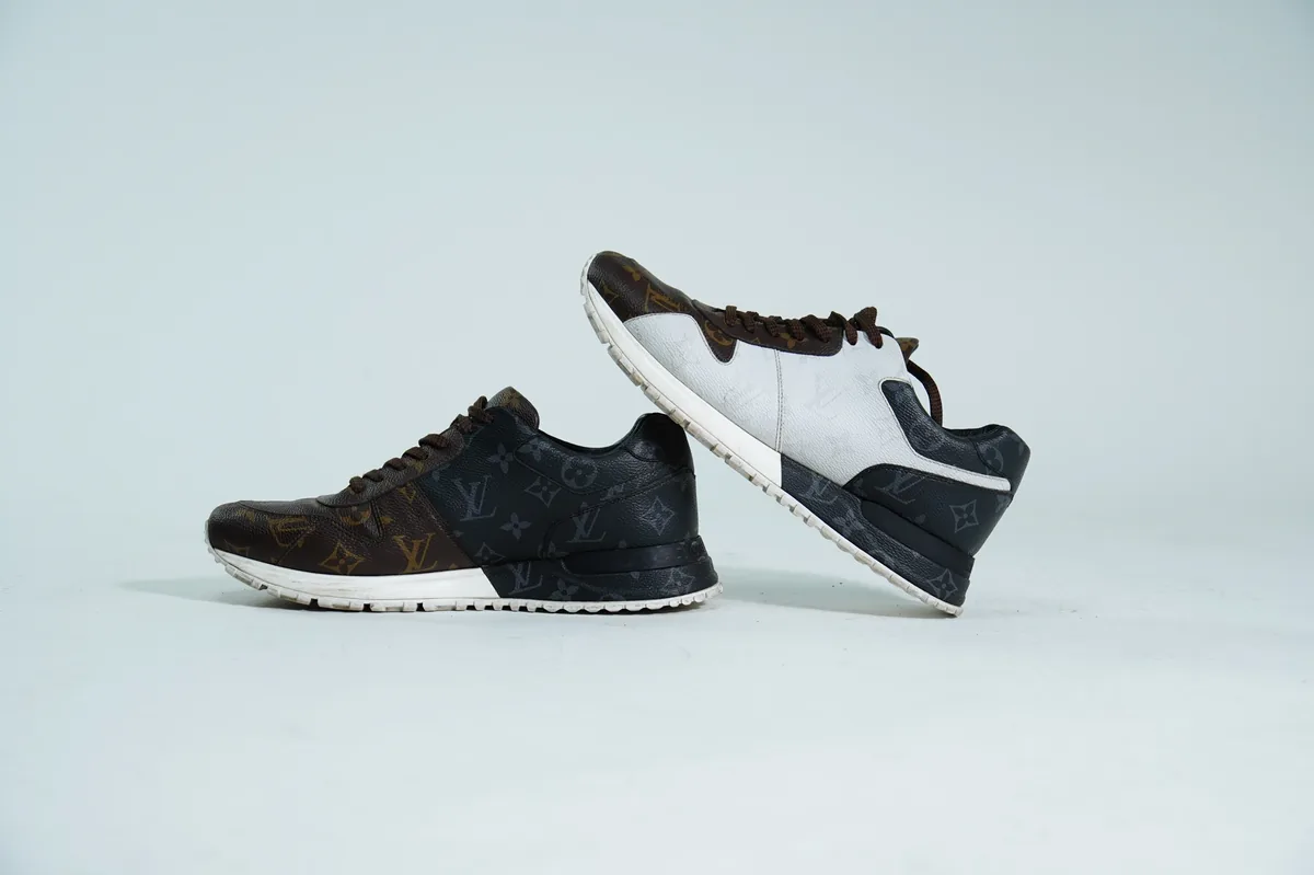 Foto de producto para e-commerce: tenis blancos con negro en estudio, toma 75