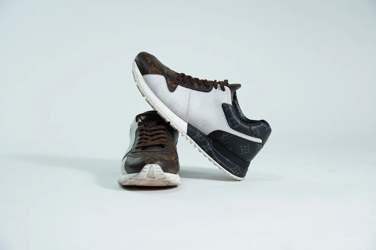 Foto de producto para e-commerce: tenis blancos con negro en estudio, toma 76