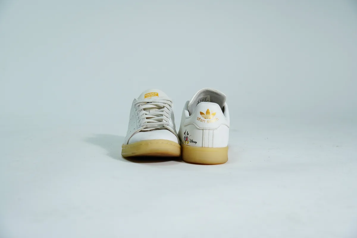 Foto de producto para e-commerce: tenis blancos de piel en estudio, toma 81