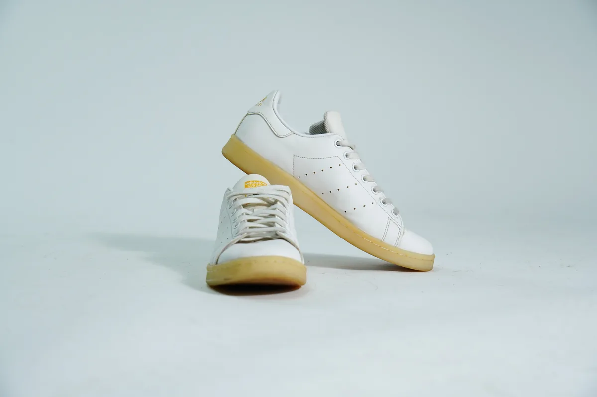 Foto de producto para e-commerce: tenis blancos de piel en estudio, toma 82