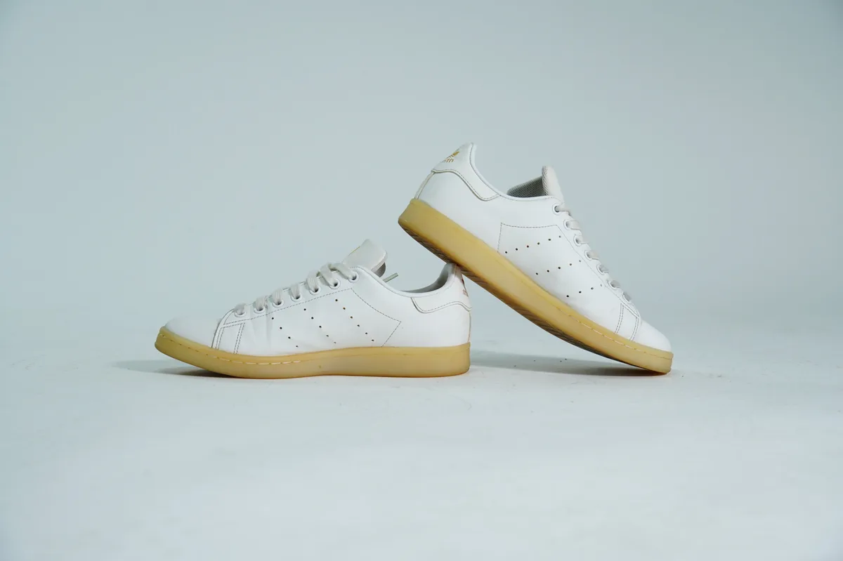 Foto de producto para e-commerce: tenis blancos de piel en estudio, toma 83
