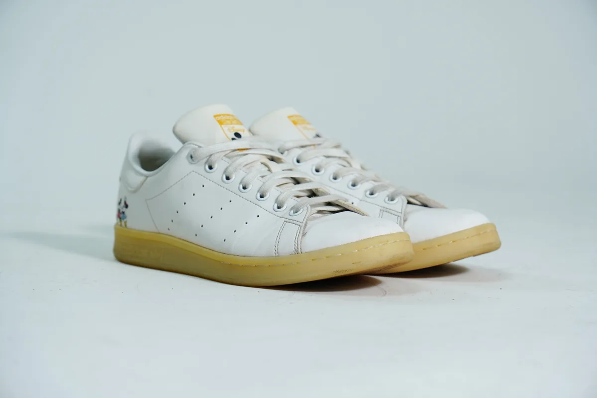 Foto de producto para e-commerce: tenis blancos de piel en estudio, toma 84