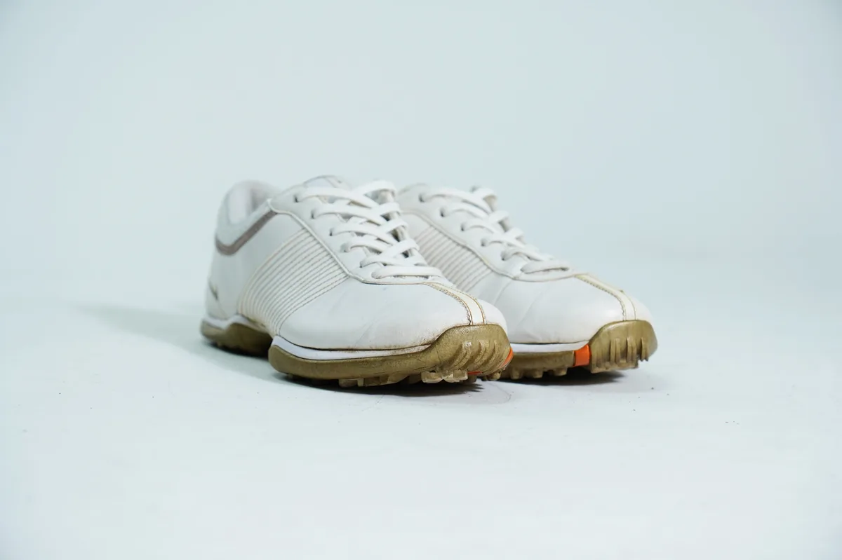 Foto de producto para e-commerce: tenis blancos de piel lisa en estudio, toma 117