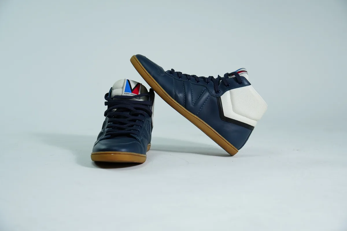 Foto de producto para e-commerce: tenis de bota azul marino en estudio, toma 71